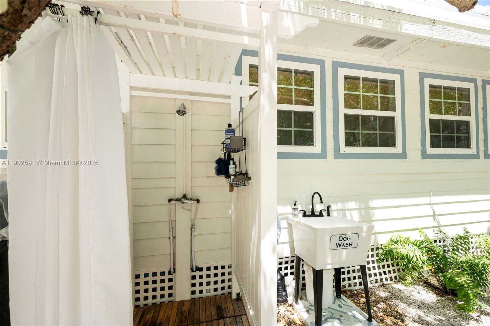 Small Image of 7 BARCELONA DR BIG COPPITT, Key West Number 24