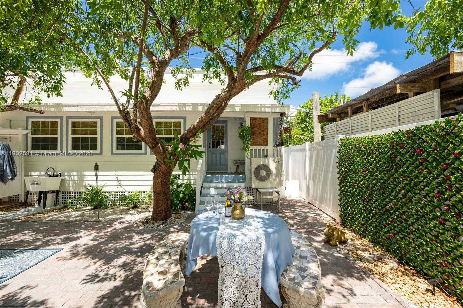 Small Image of 7 BARCELONA DR BIG COPPITT, Key West Number 28