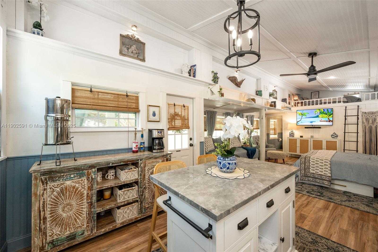 Small Image of 7 BARCELONA DR BIG COPPITT, Key West Number 3