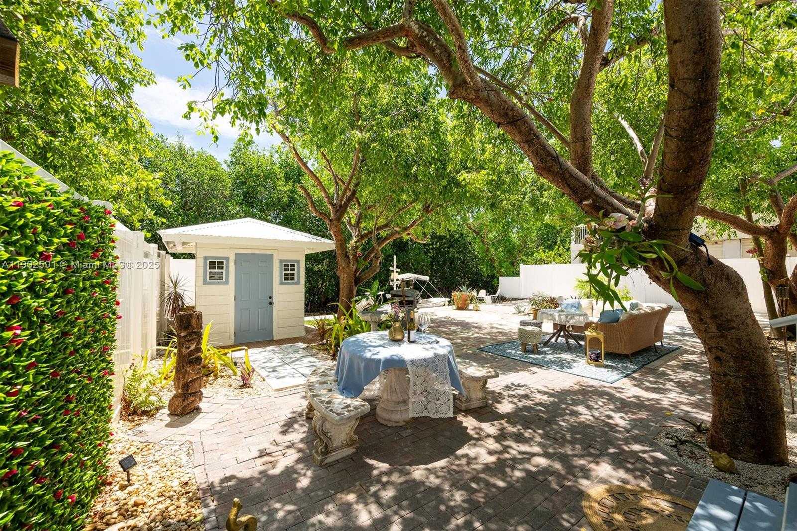 Small Image of 7 BARCELONA DR BIG COPPITT, Key West Number 32