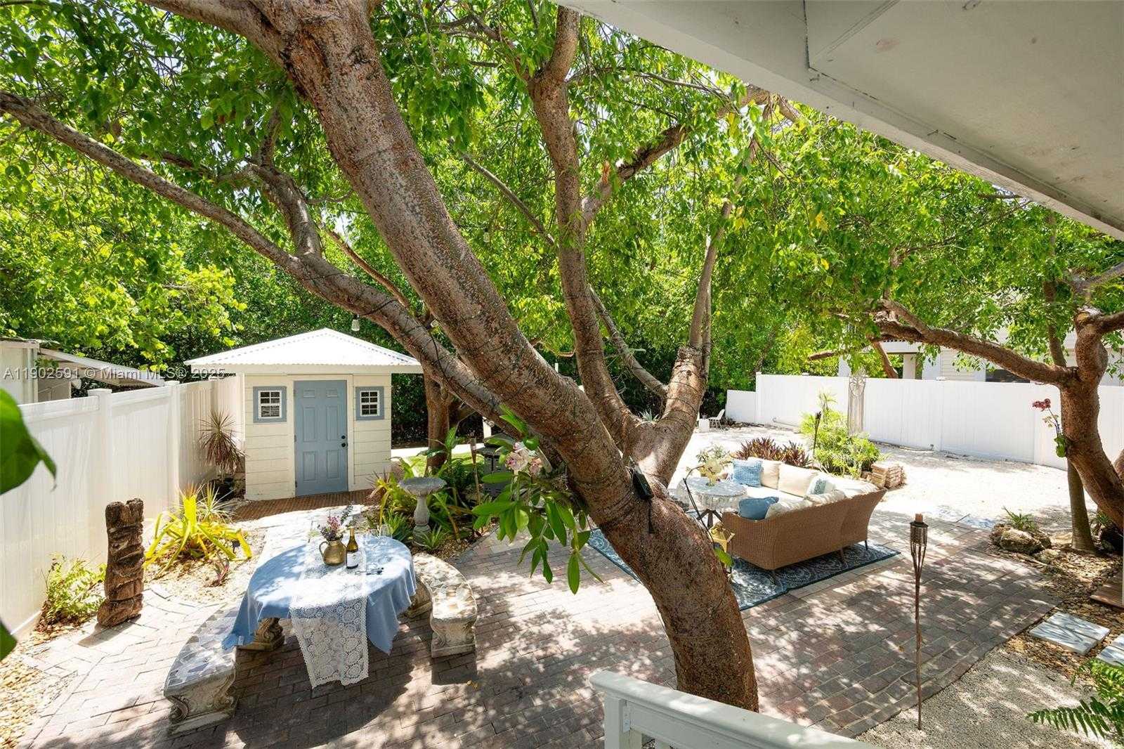 Small Image of 7 BARCELONA DR BIG COPPITT, Key West Number 33