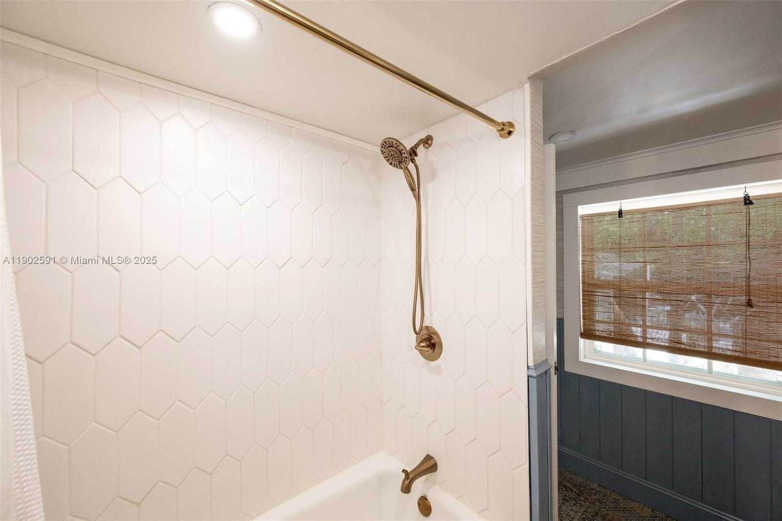 Small Image of 7 BARCELONA DR BIG COPPITT, Key West Number 41