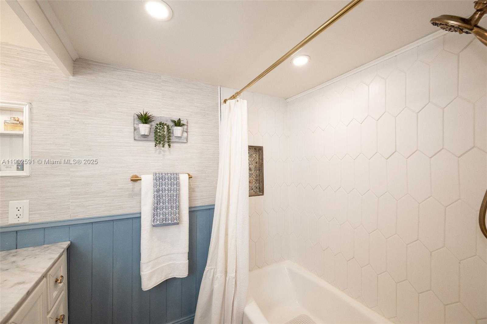 Small Image of 7 BARCELONA DR BIG COPPITT, Key West Number 43