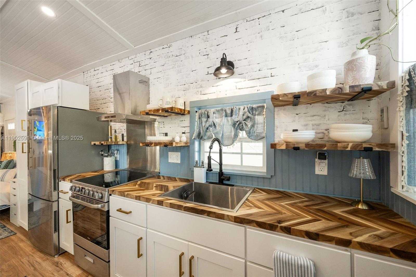 Small Image of 7 BARCELONA DR BIG COPPITT, Key West Number 53