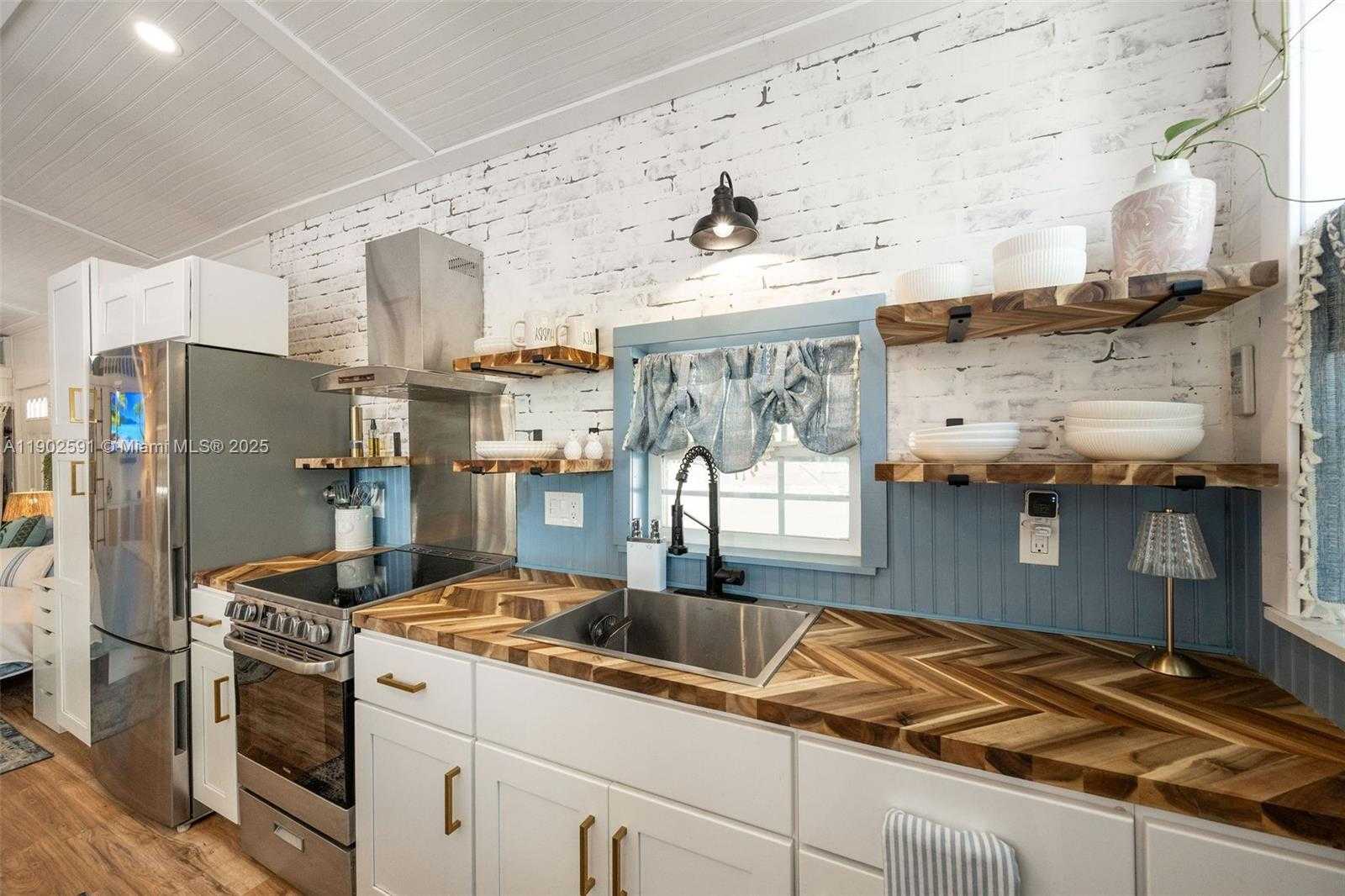 Small Image of 7 BARCELONA DR BIG COPPITT, Key West Number 54