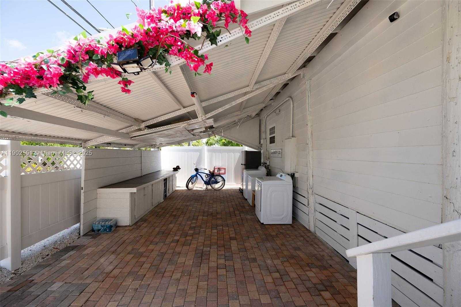 Small Image of 7 BARCELONA DR BIG COPPITT, Key West Number 76