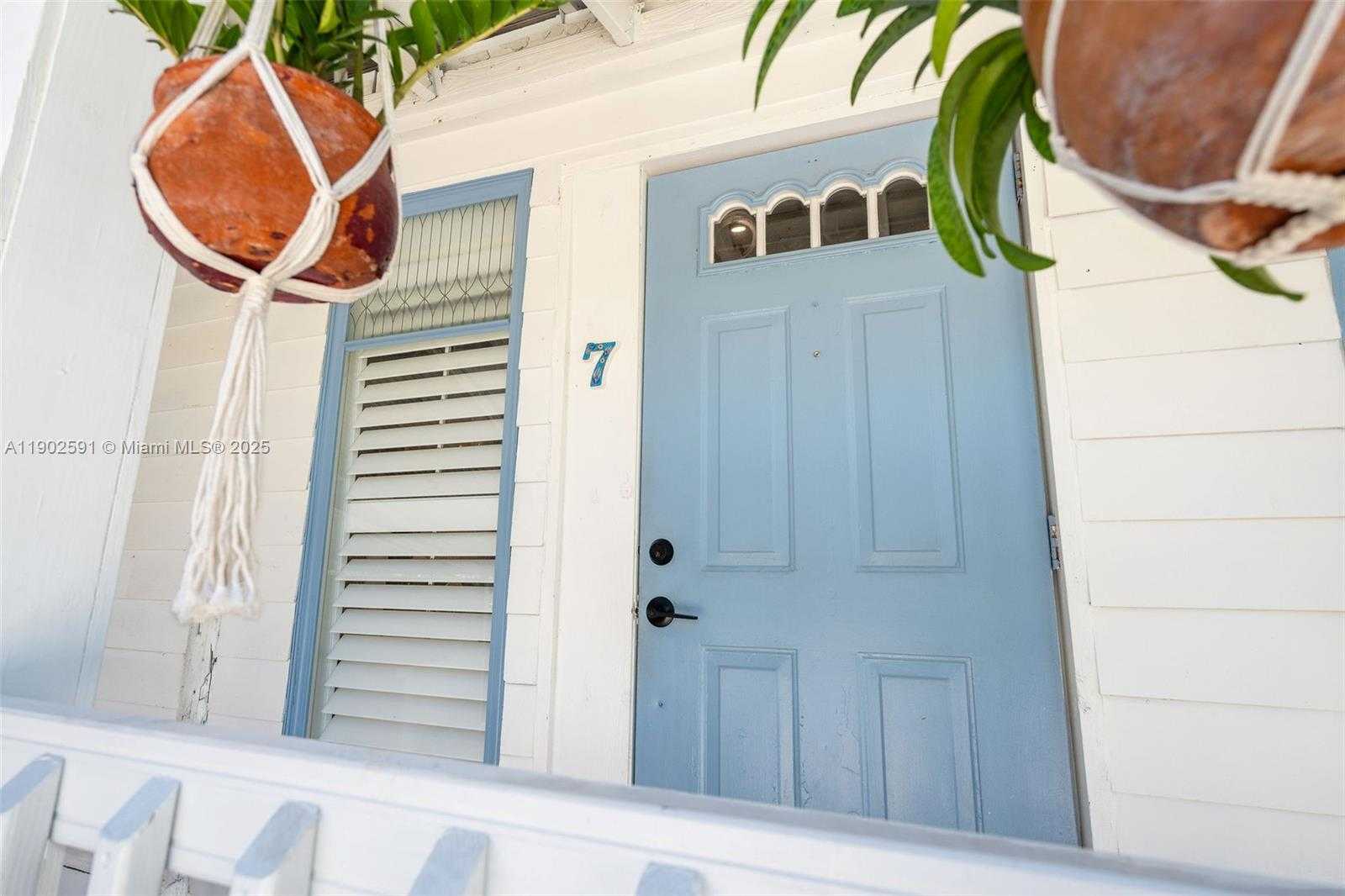 Small Image of 7 BARCELONA DR BIG COPPITT, Key West Number 77