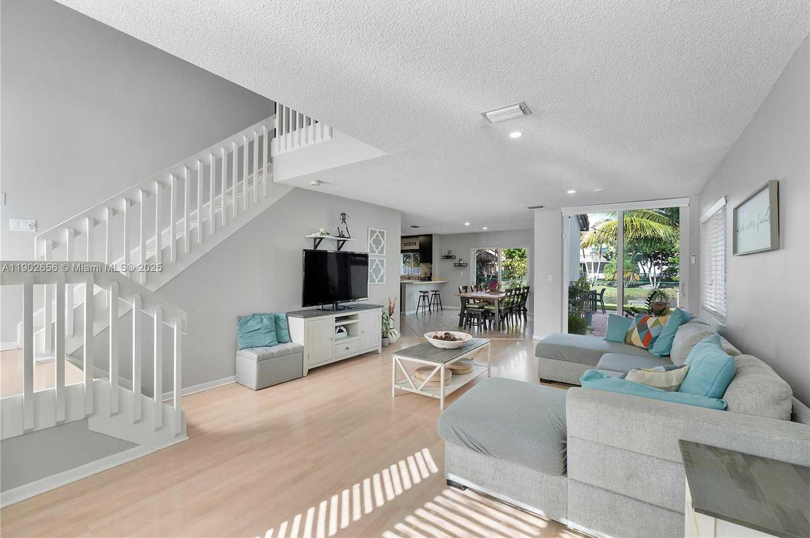 Small Image of 236 NORTH WEST 118TH DR, Coral Springs Number 2