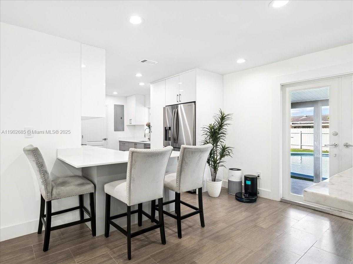 Small Image of 9371 MARTINIQUE DR, Cutler Bay Number 10