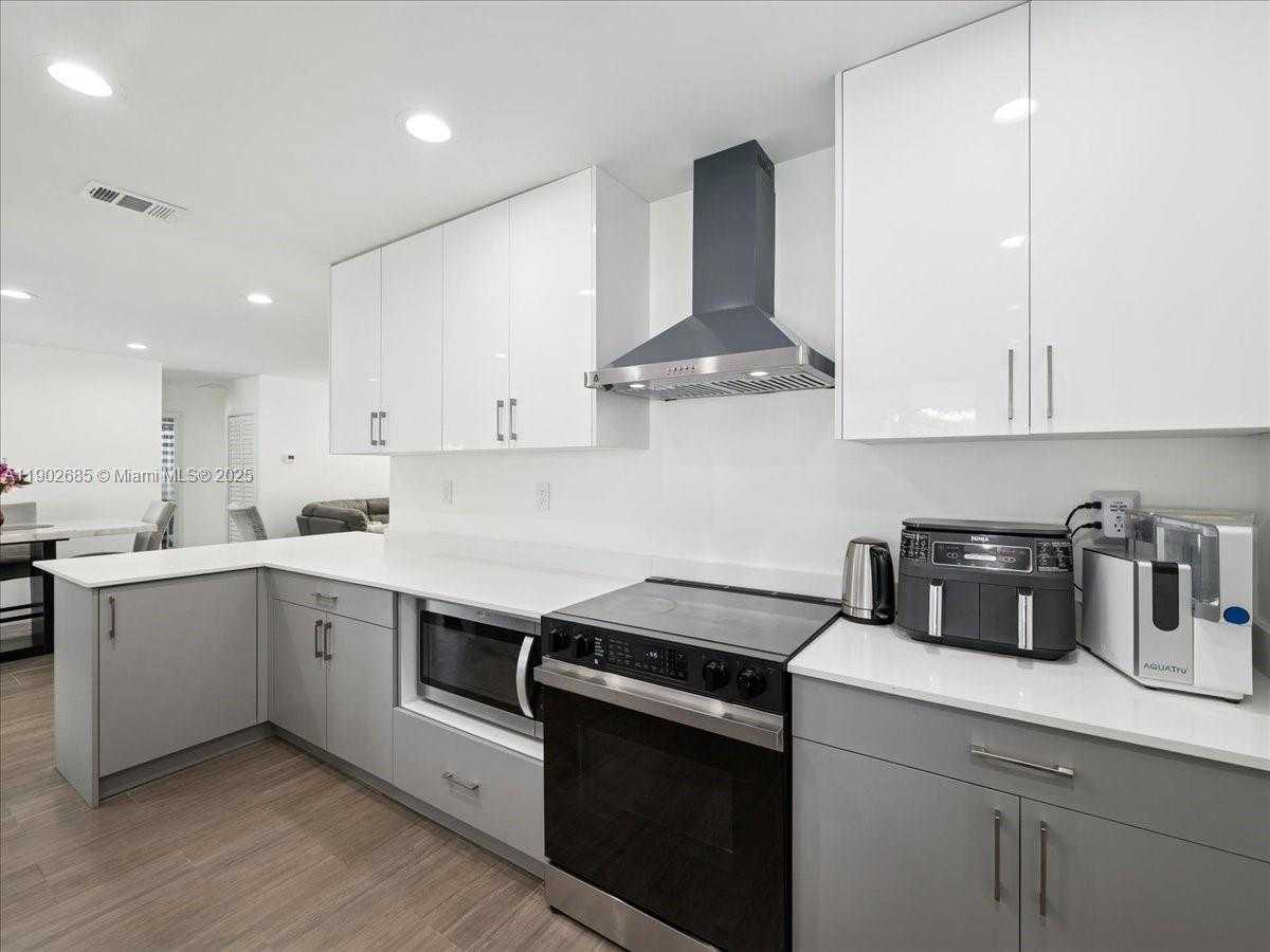 Small Image of 9371 MARTINIQUE DR, Cutler Bay Number 11