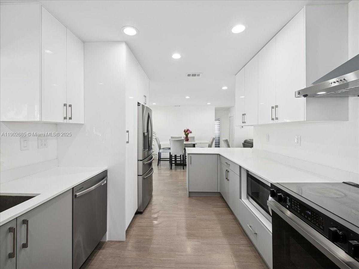 Small Image of 9371 MARTINIQUE DR, Cutler Bay Number 12