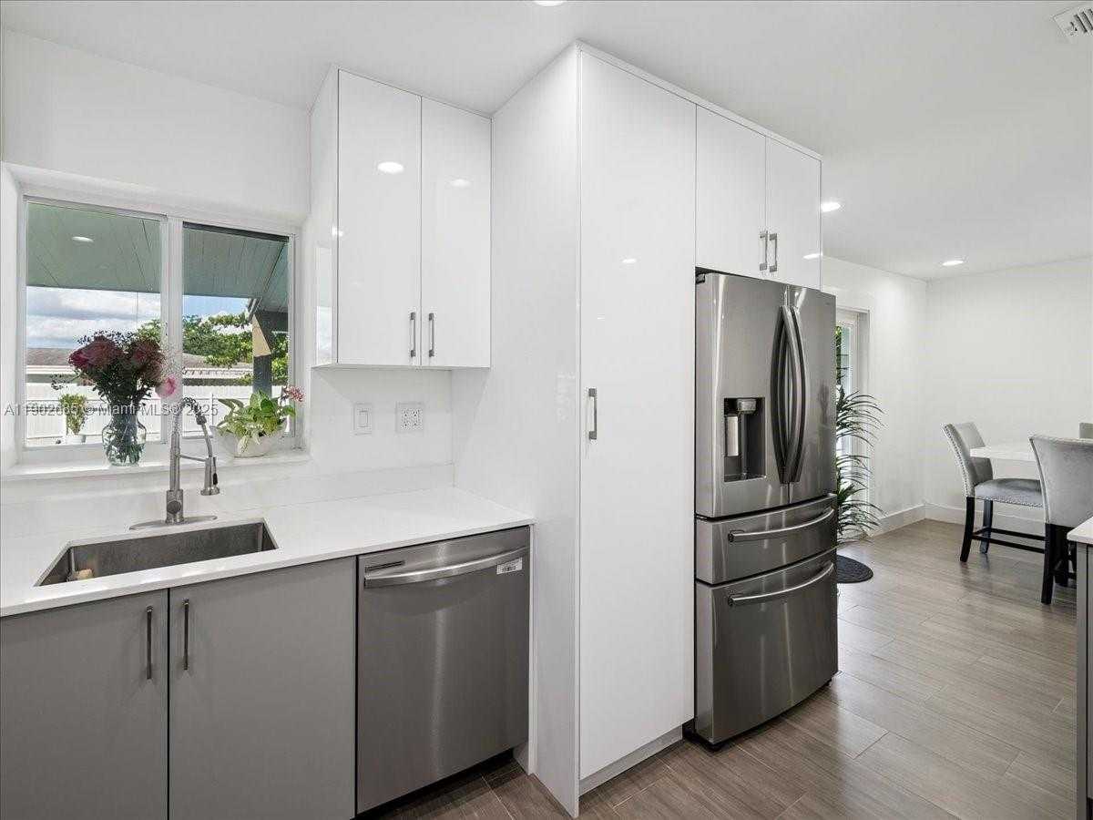 Small Image of 9371 MARTINIQUE DR, Cutler Bay Number 13