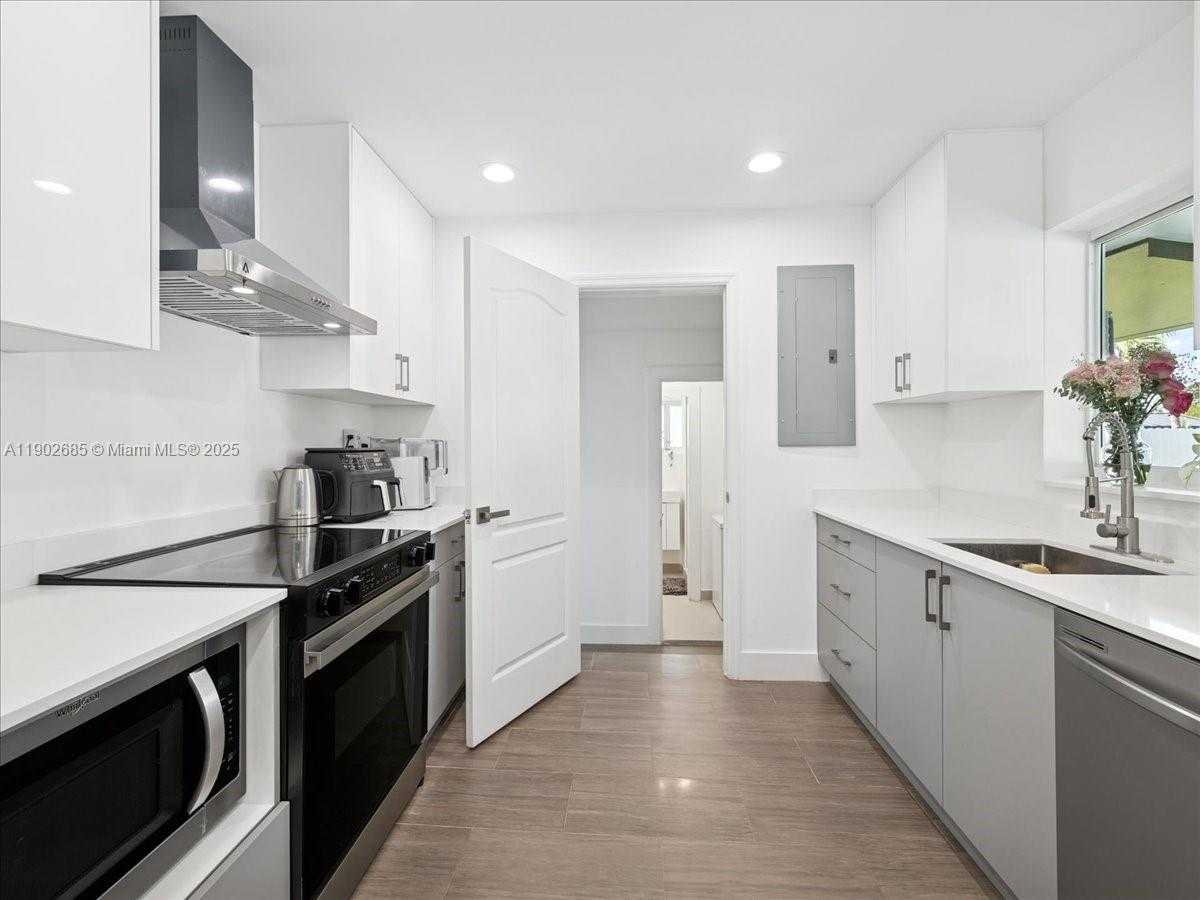 Small Image of 9371 MARTINIQUE DR, Cutler Bay Number 14