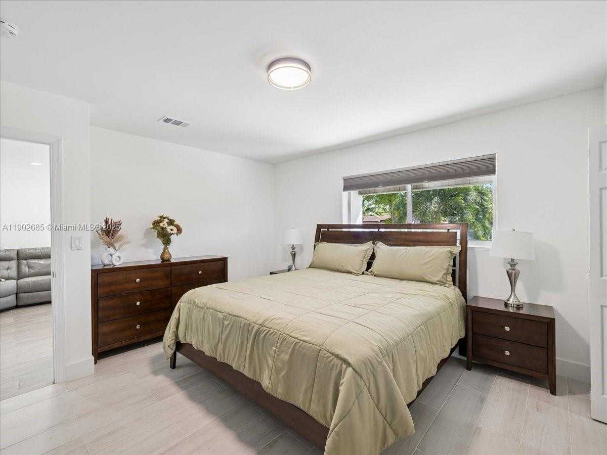 Small Image of 9371 MARTINIQUE DR, Cutler Bay Number 15