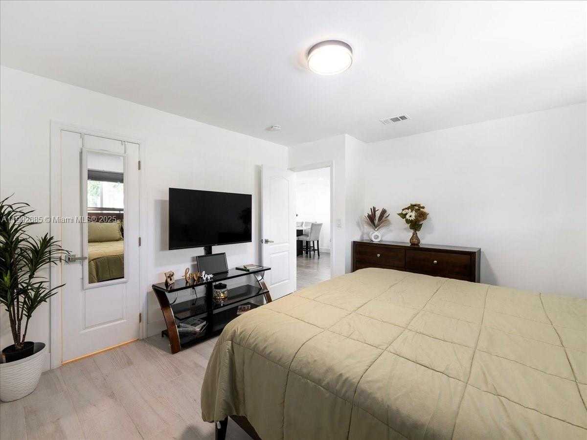 Small Image of 9371 MARTINIQUE DR, Cutler Bay Number 16