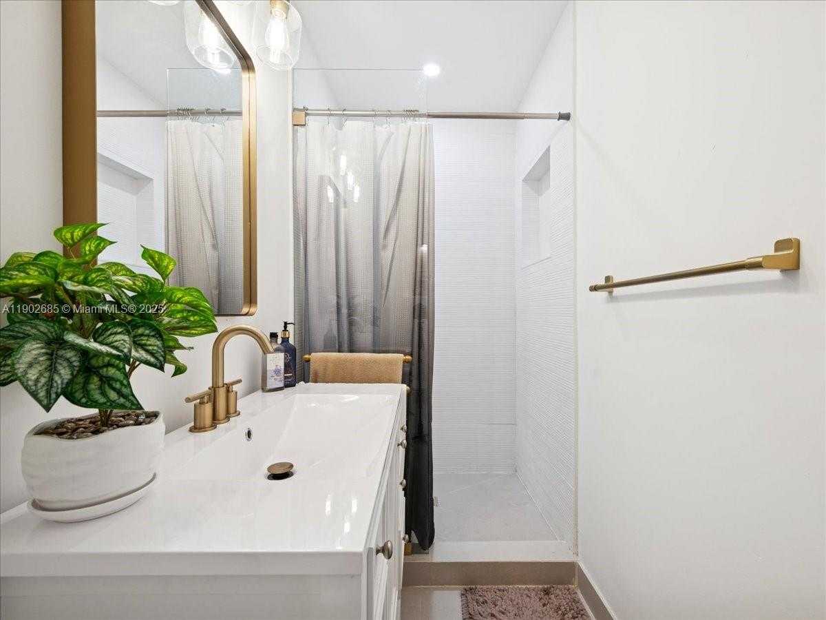 Small Image of 9371 MARTINIQUE DR, Cutler Bay Number 17