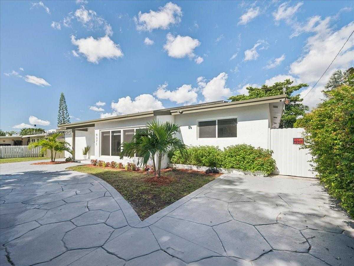 Small Image of 9371 MARTINIQUE DR, Cutler Bay Number 2