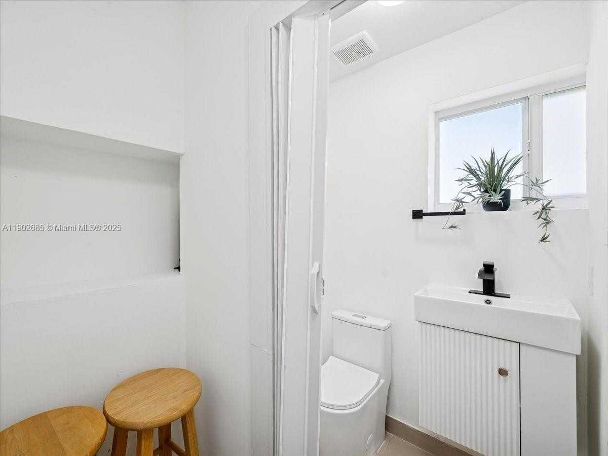 Small Image of 9371 MARTINIQUE DR, Cutler Bay Number 28