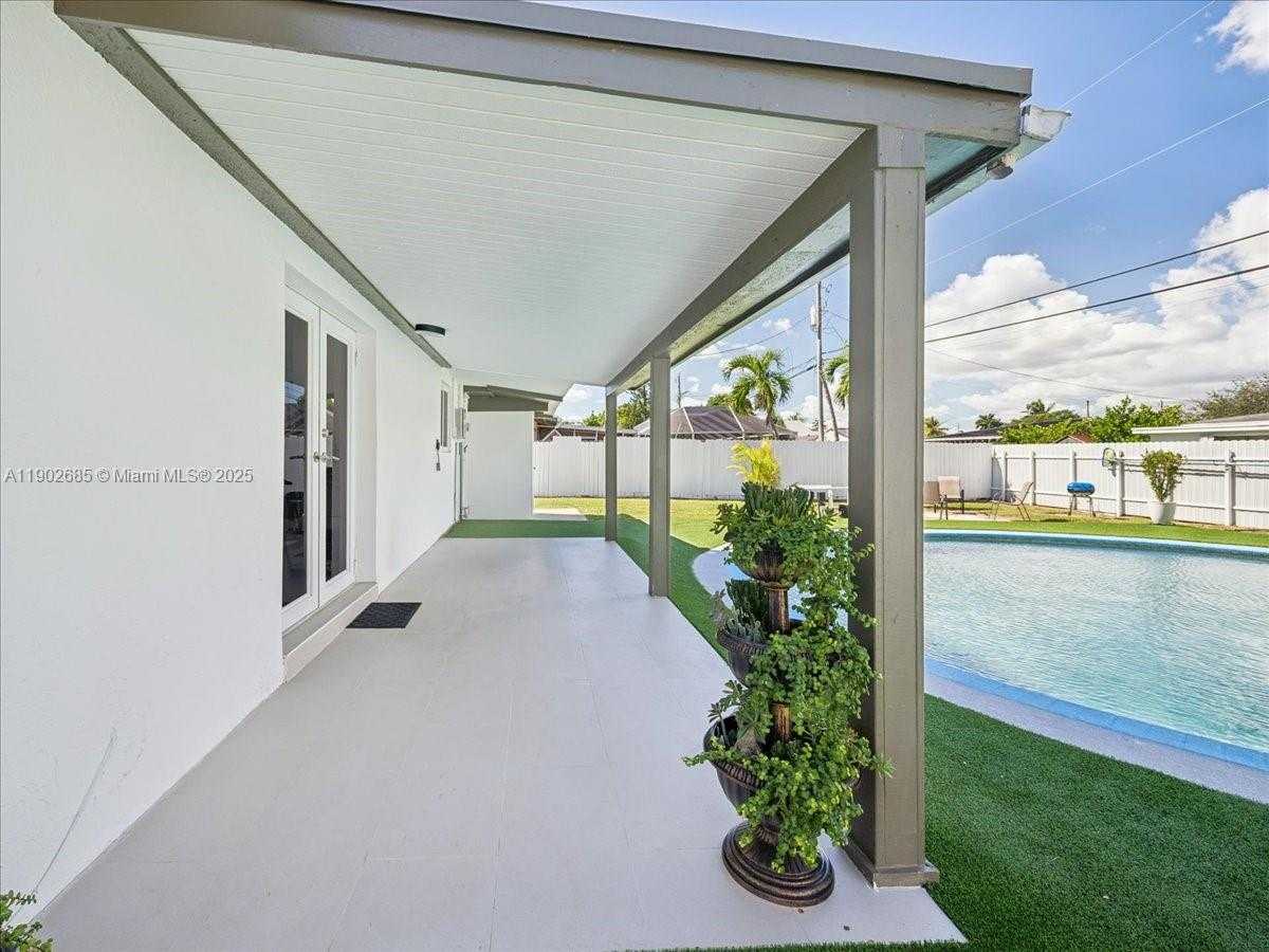 Small Image of 9371 MARTINIQUE DR, Cutler Bay Number 31