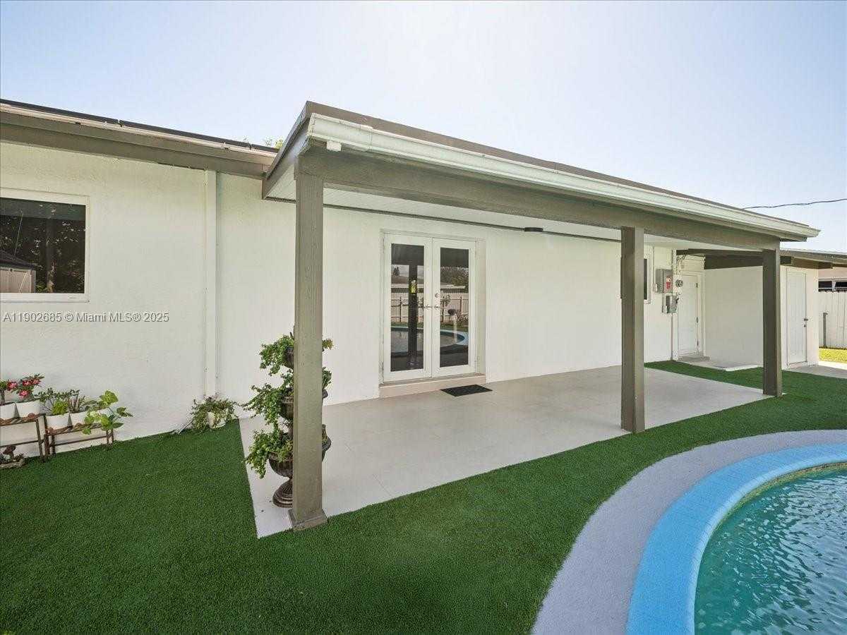 Small Image of 9371 MARTINIQUE DR, Cutler Bay Number 32