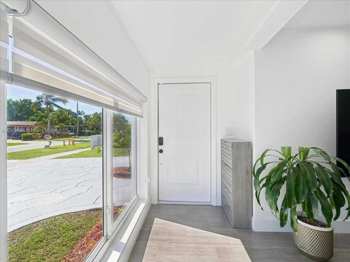 Small Image of 9371 MARTINIQUE DR, Cutler Bay Number 4