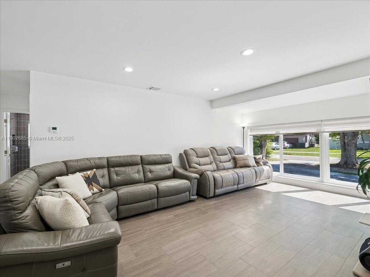 Small Image of 9371 MARTINIQUE DR, Cutler Bay Number 5