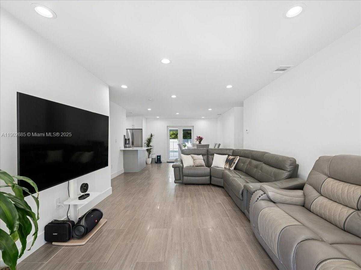 Small Image of 9371 MARTINIQUE DR, Cutler Bay Number 6