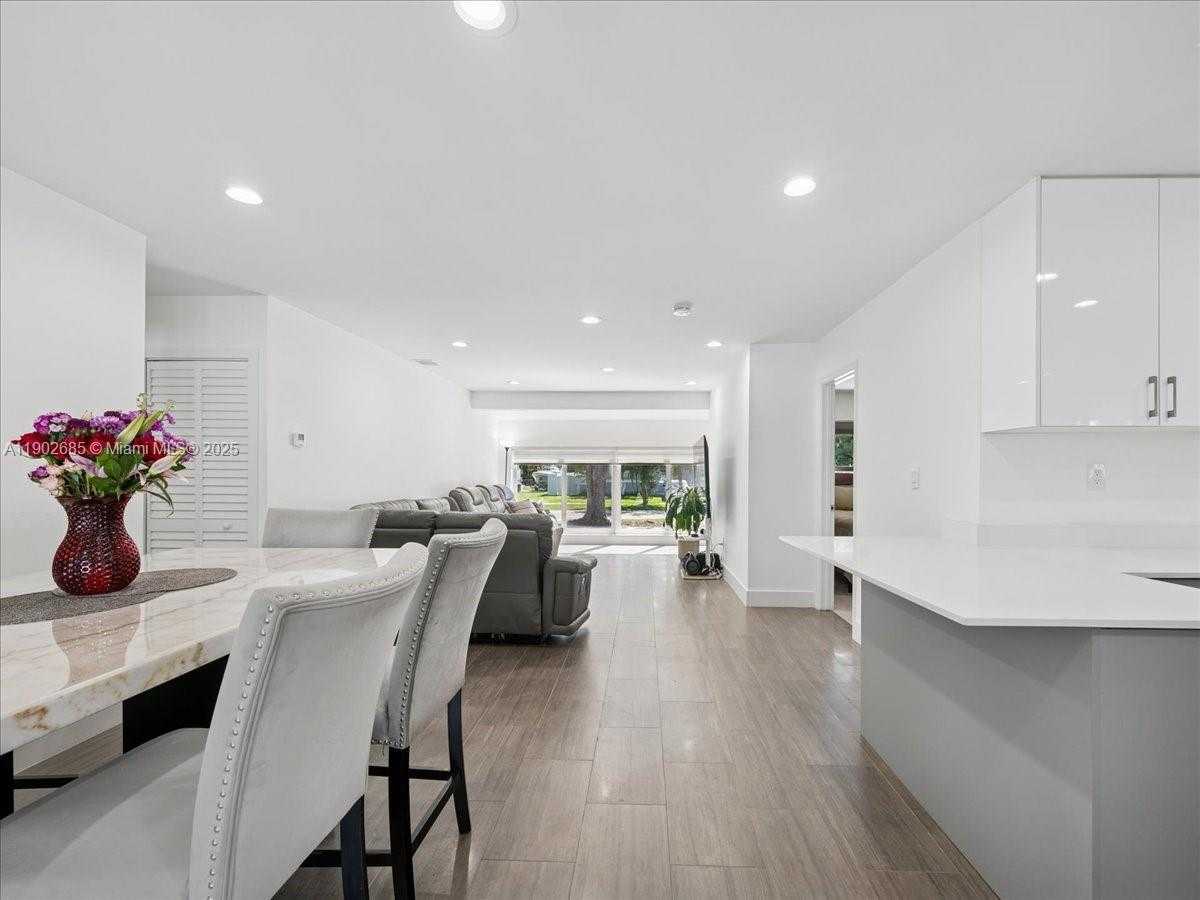 Small Image of 9371 MARTINIQUE DR, Cutler Bay Number 7