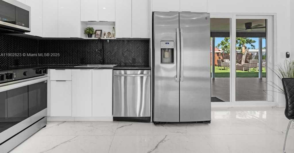 Small Image of 6941 SHERIDAN ST, Hollywood Number 7