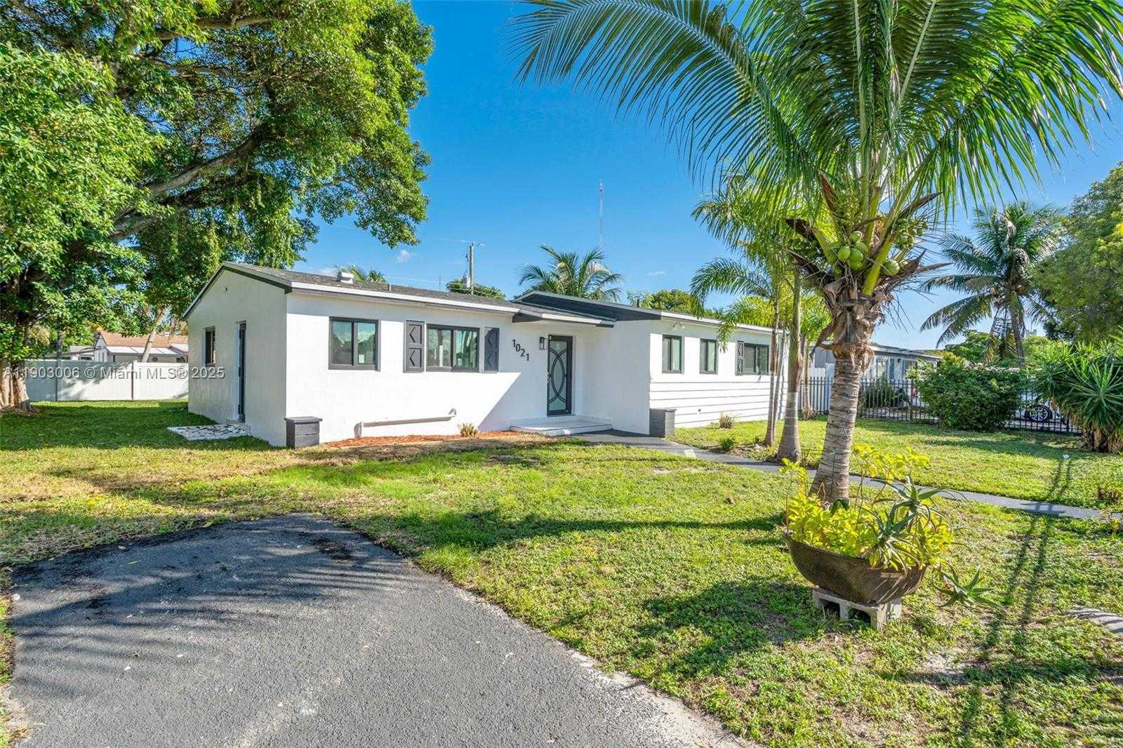 Small Image of 1021 NORTH WEST 195TH ST, Miami Gardens Number 3