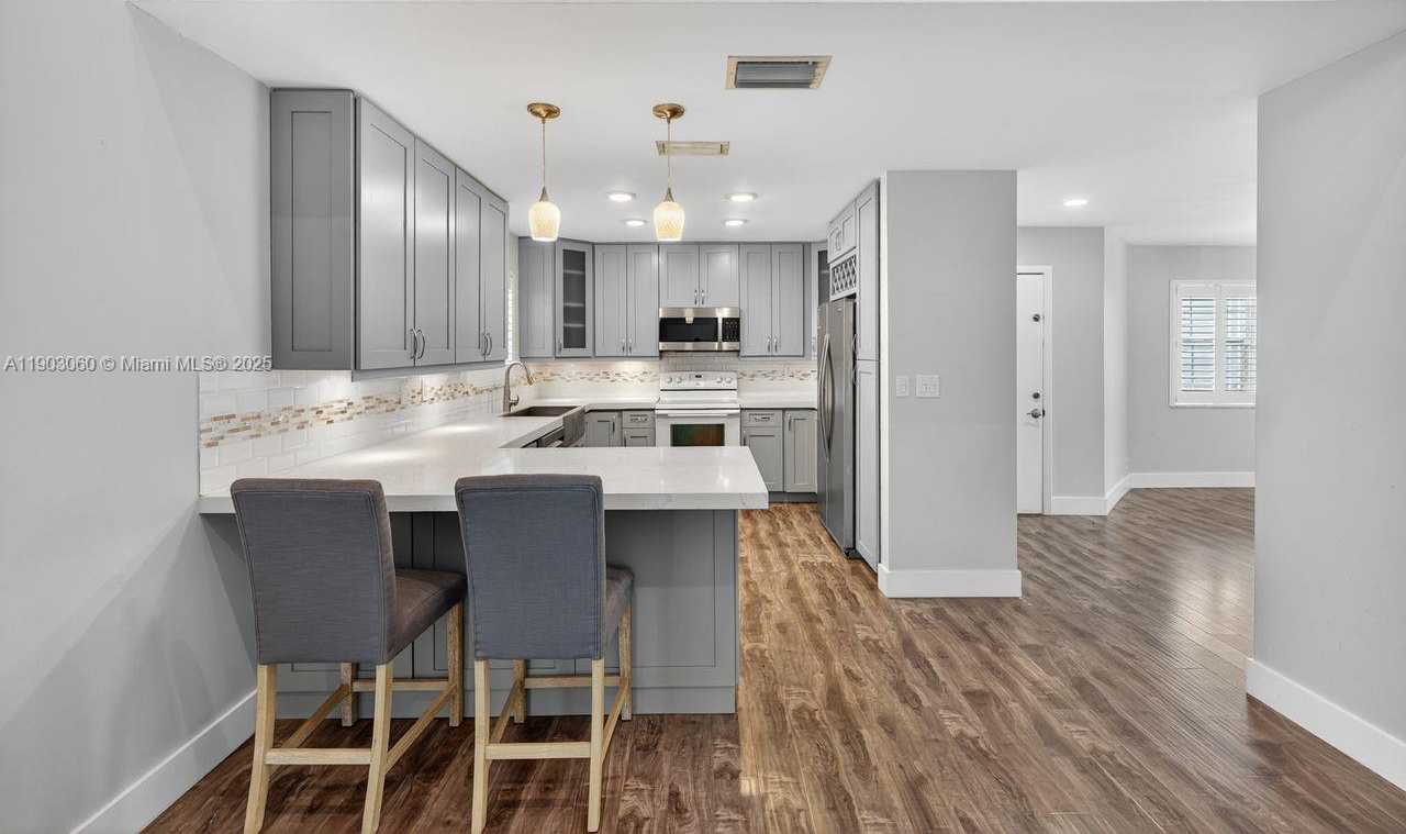 Small Image of 10753 LENOX RD, Cooper City Number 11