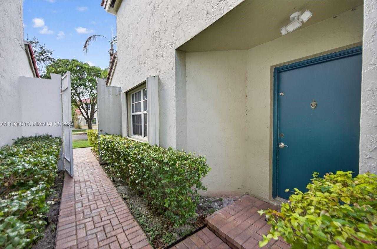 Small Image of 10753 LENOX RD, Cooper City Number 3