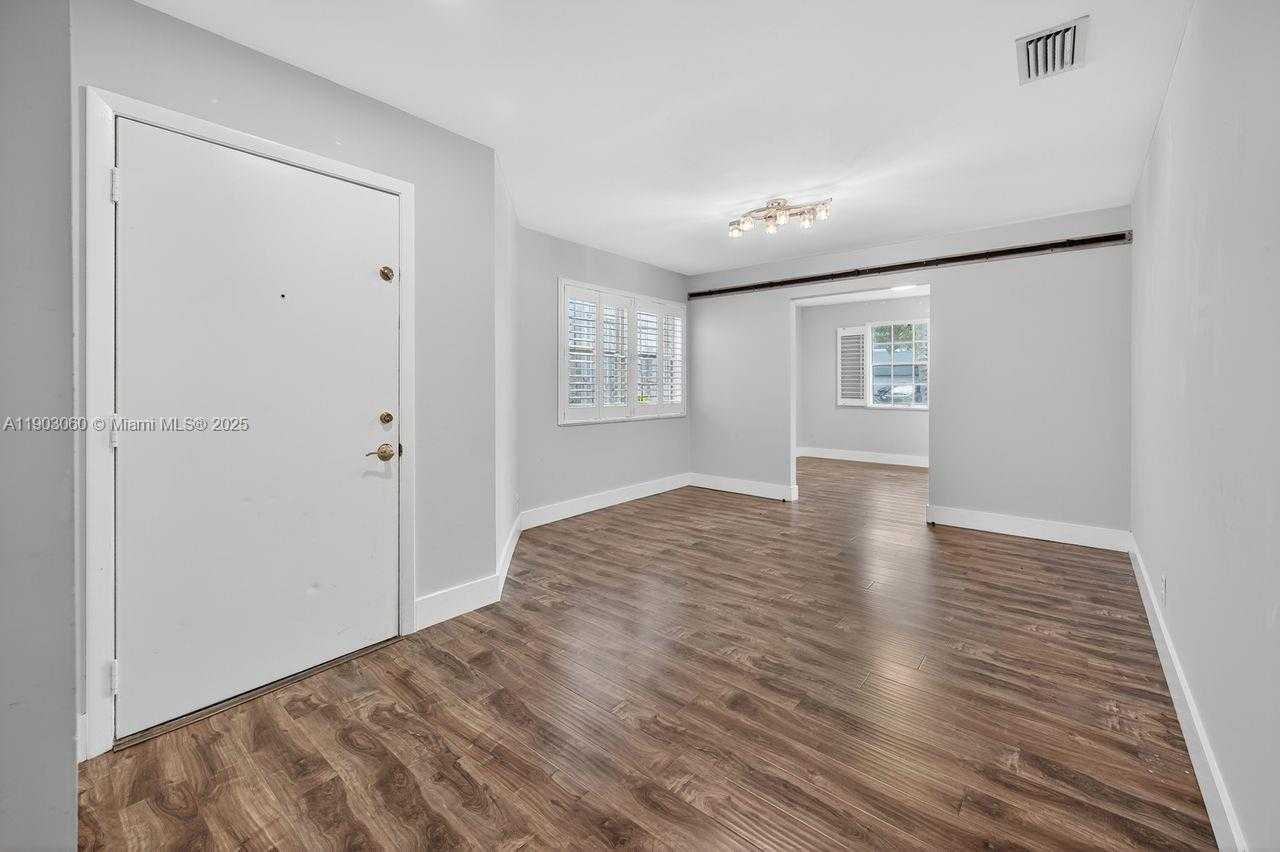 Small Image of 10753 LENOX RD, Cooper City Number 4