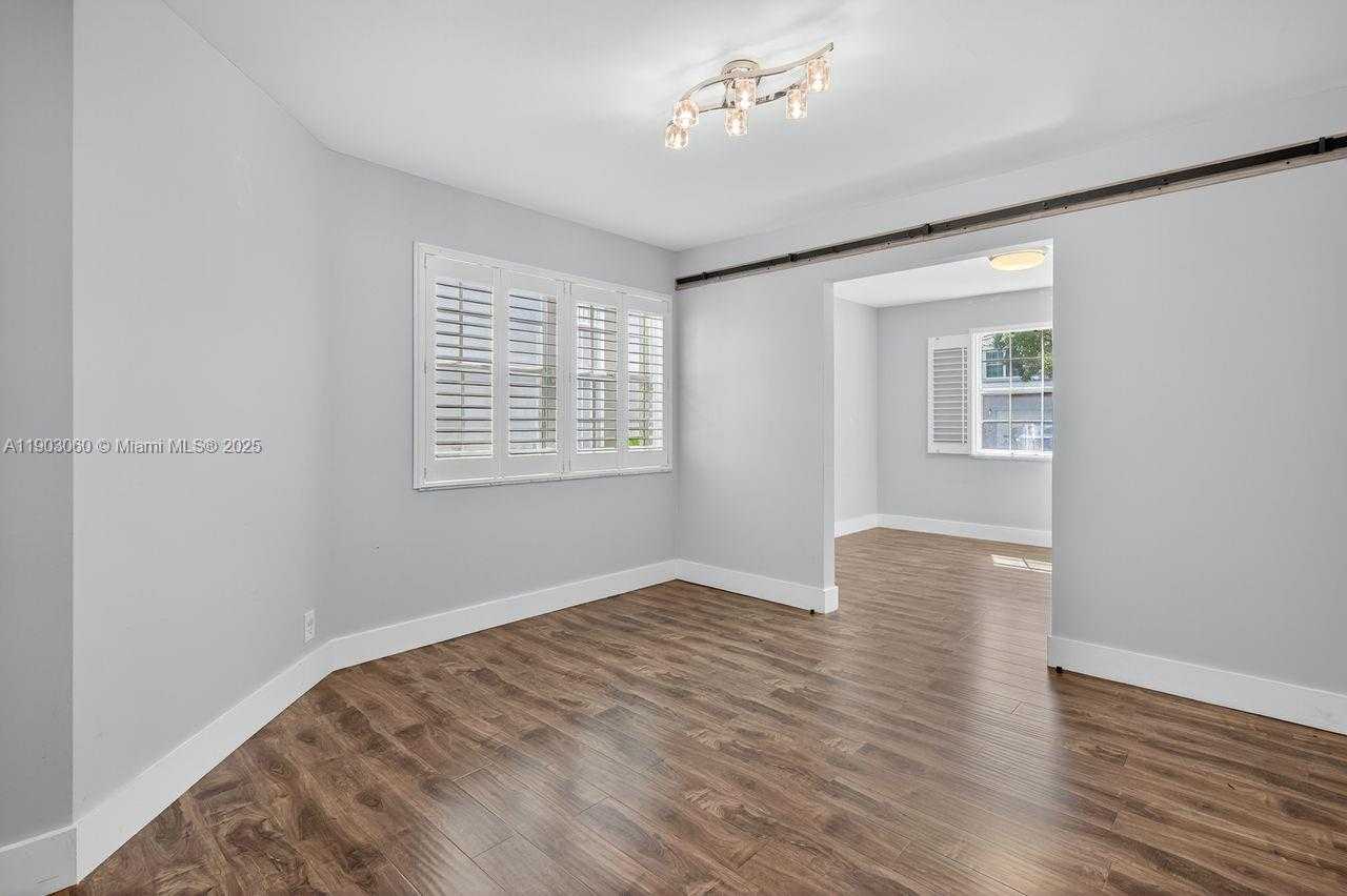 Small Image of 10753 LENOX RD, Cooper City Number 5