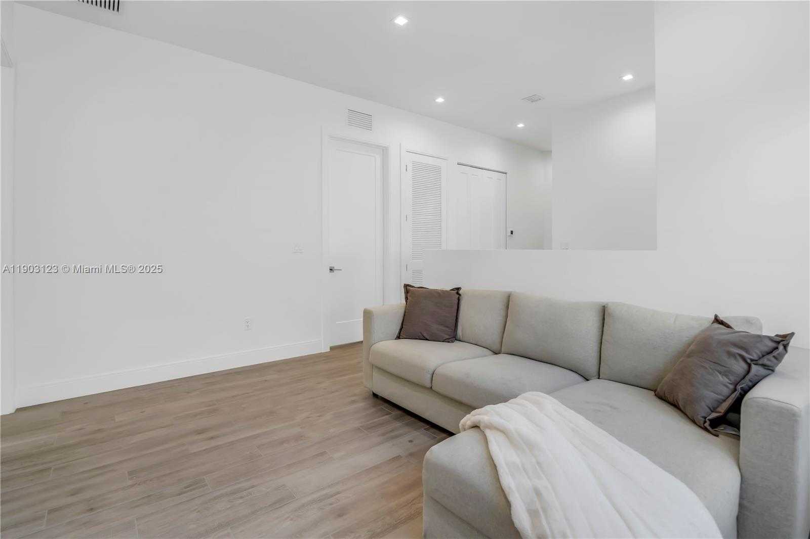 Small Image of 8013 NORTH WEST 42ND ST, Doral Number 19