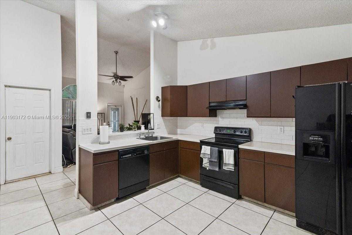 Small Image of 1600 SOUTH WEST 87TH AVE, Pembroke Pines Number 10