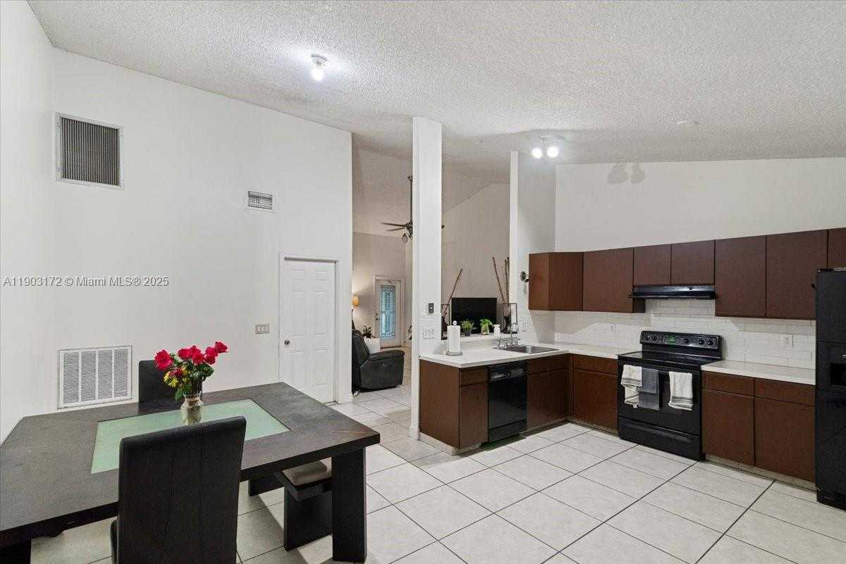 Small Image of 1600 SOUTH WEST 87TH AVE, Pembroke Pines Number 11