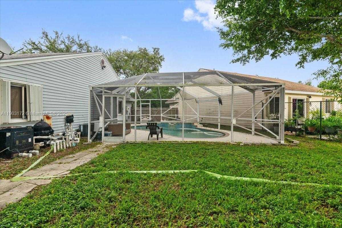 Small Image of 1600 SOUTH WEST 87TH AVE, Pembroke Pines Number 22