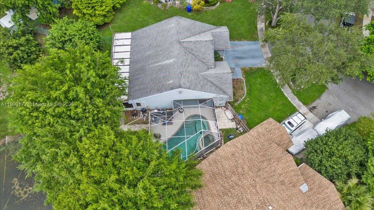 Small Image of 1600 SOUTH WEST 87TH AVE, Pembroke Pines Number 26