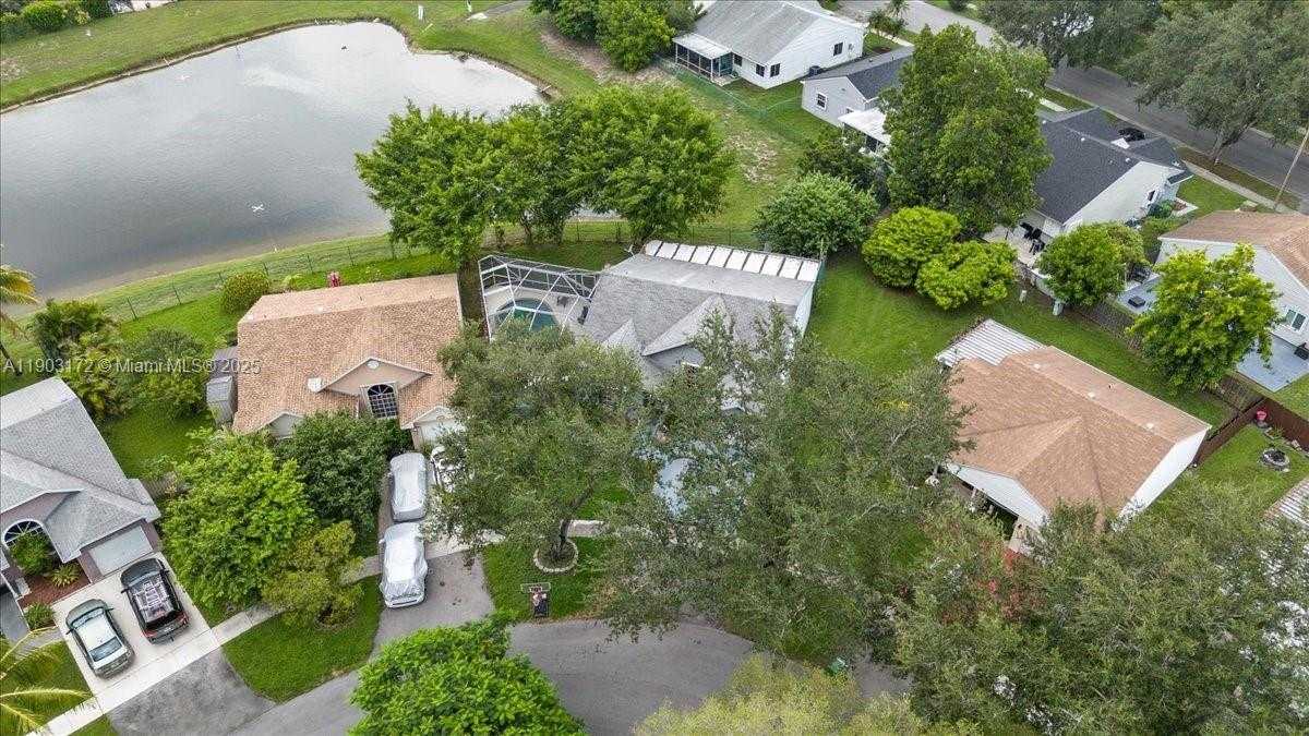 Small Image of 1600 SOUTH WEST 87TH AVE, Pembroke Pines Number 28