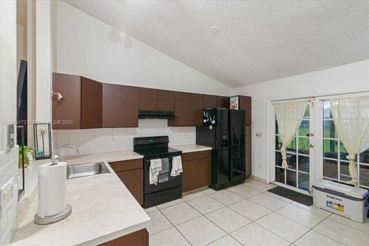 Small Image of 1600 SOUTH WEST 87TH AVE, Pembroke Pines Number 9
