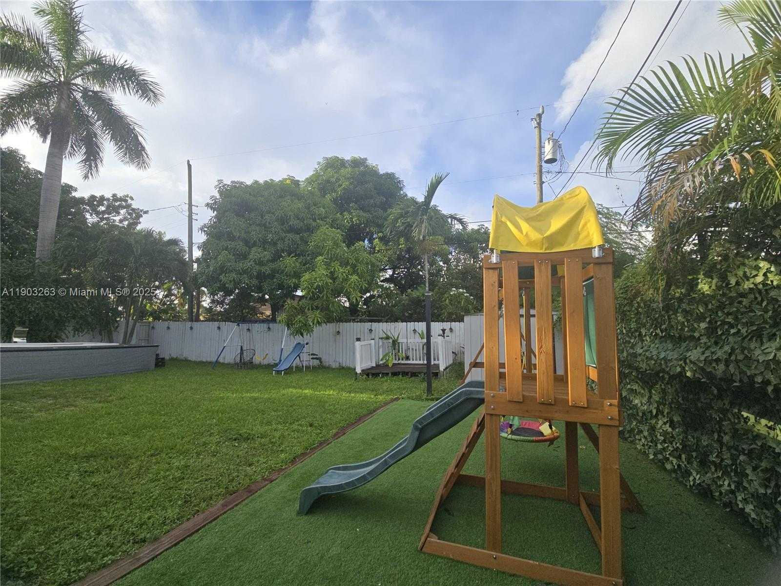 Small Image of 675 EAST 31ST ST, Hialeah Number 4