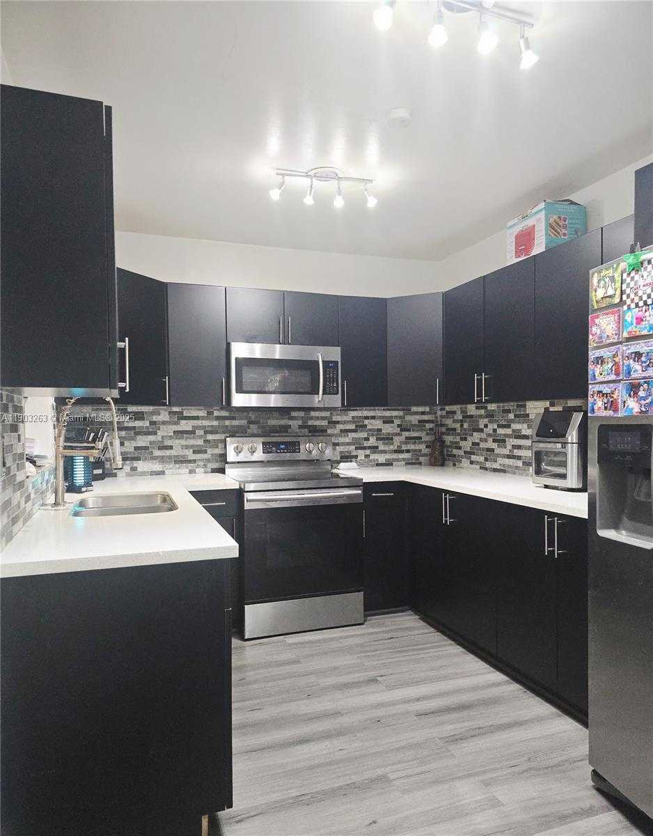 Small Image of 675 EAST 31ST ST, Hialeah Number 7