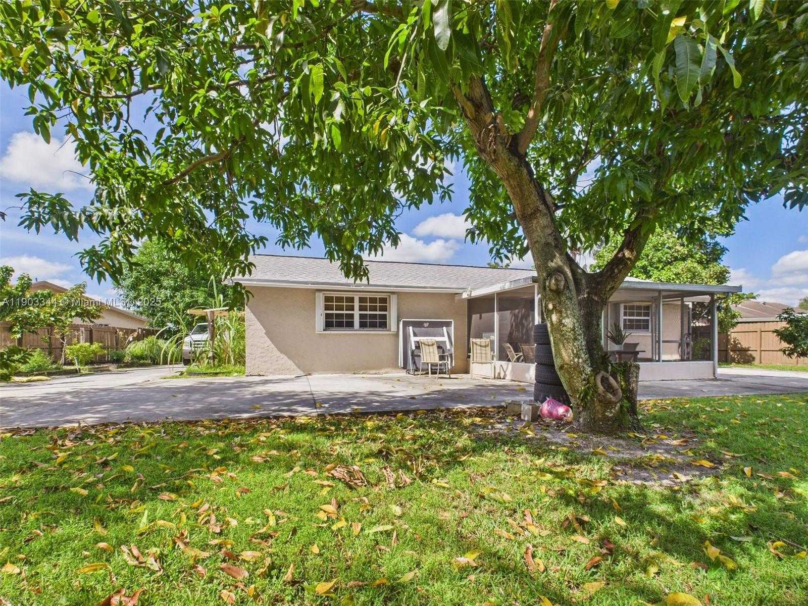 Small Image of 301 NORTH WEST 83RD WAY, Pembroke Pines Number 2