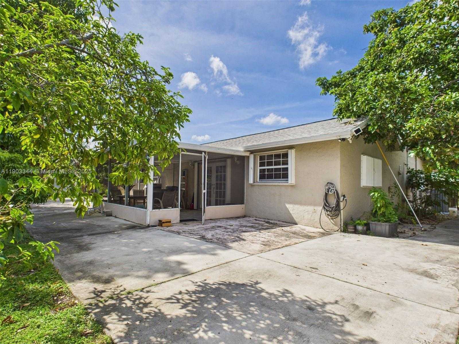 Small Image of 301 NORTH WEST 83RD WAY, Pembroke Pines Number 3