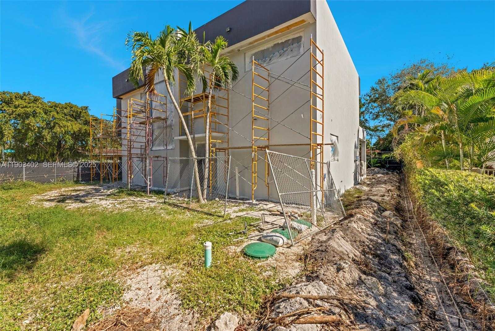 Small Image of 9833 NORTH MIAMI AVE, Miami Shores Number 15