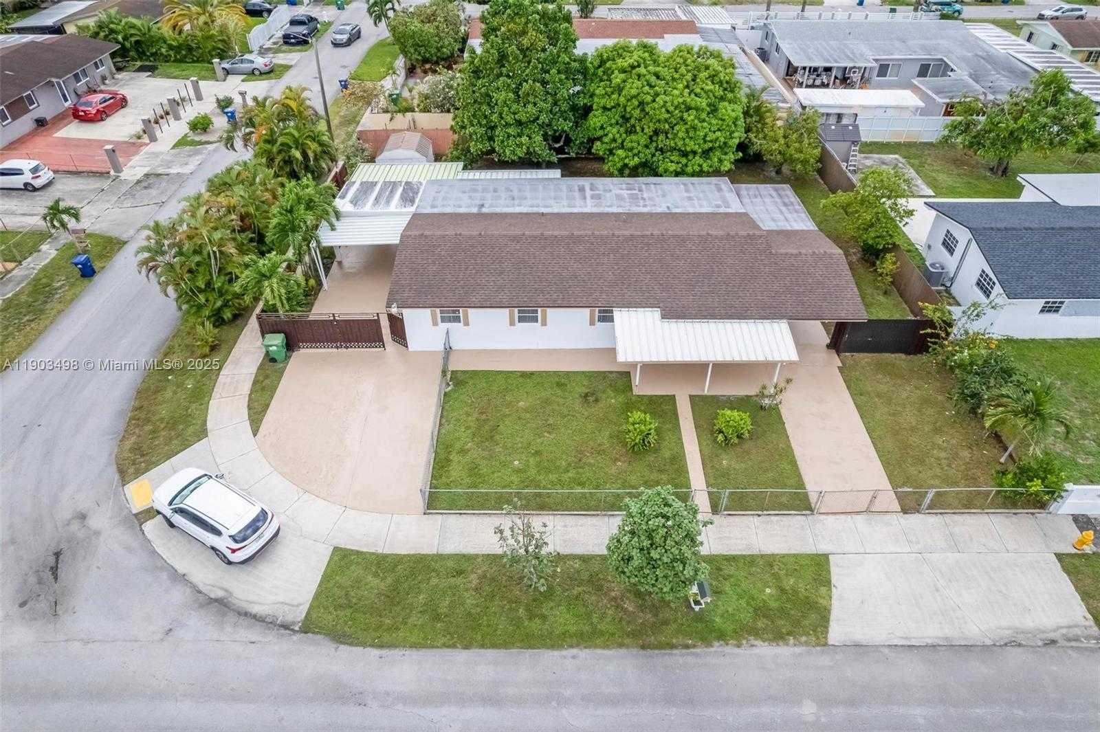 Small Image of 19700 NORTH WEST 48TH AVE, Miami Gardens Number 4