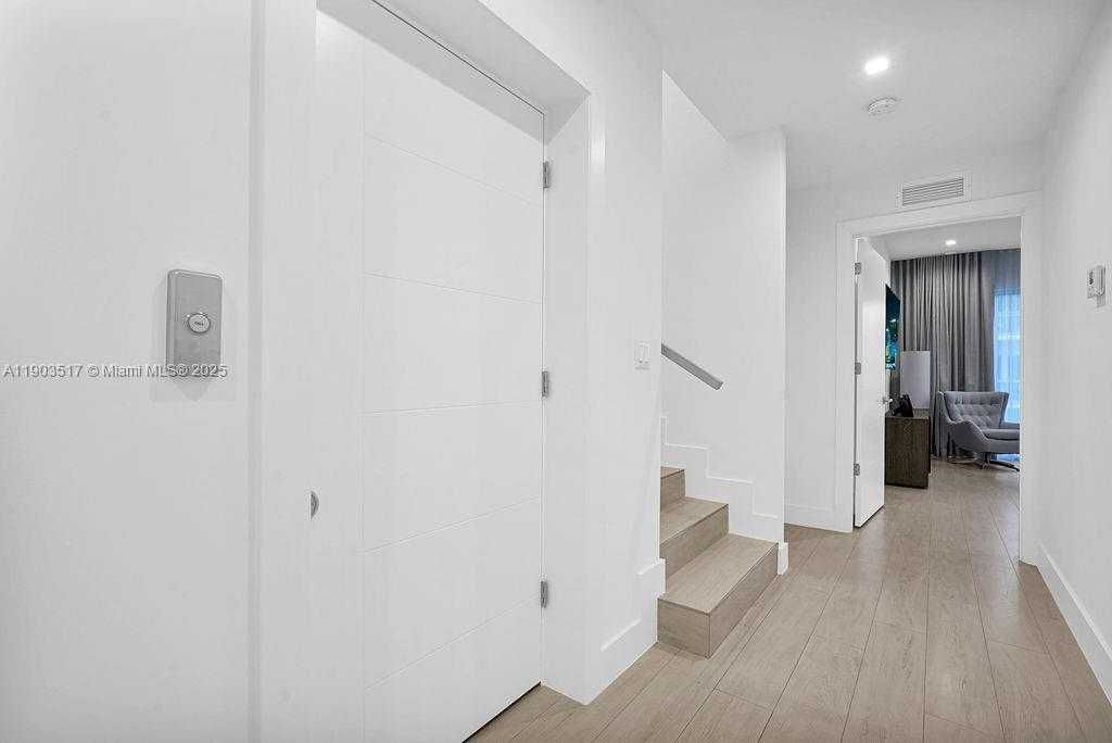 Small Image of 348 DESOTO ST, Hollywood Number 16