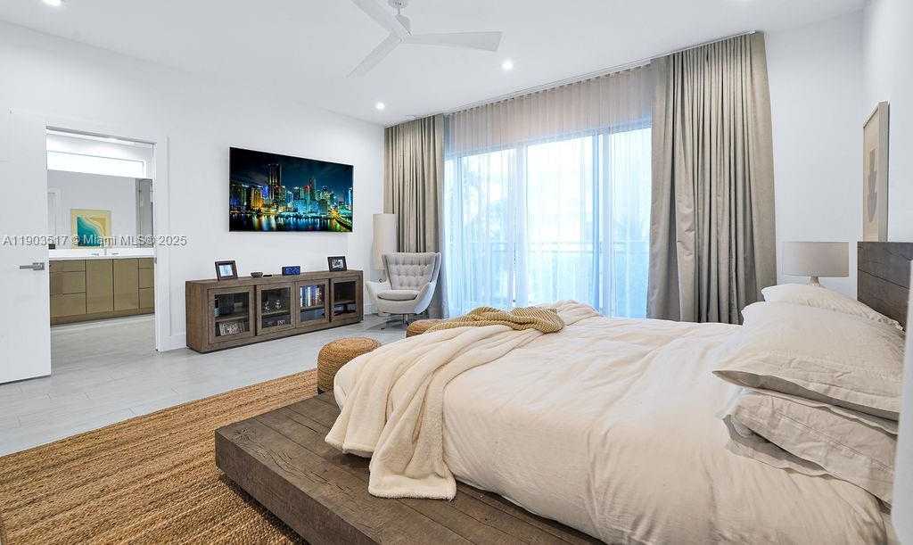 Small Image of 348 DESOTO ST, Hollywood Number 18