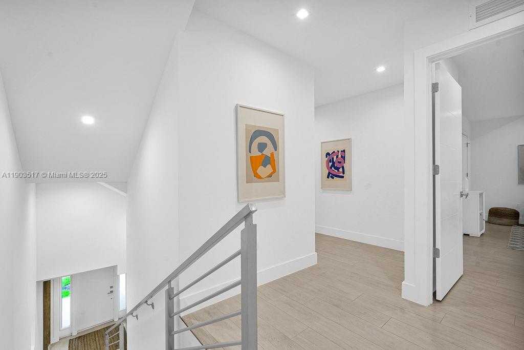 Small Image of 348 DESOTO ST, Hollywood Number 23